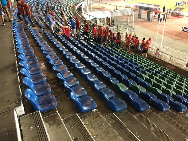 CĐV Việt Nam c&oacute; h&agrave;nh động đẹp ngay tr&ecirc;n đất kh&aacute;ch - Ảnh 3.