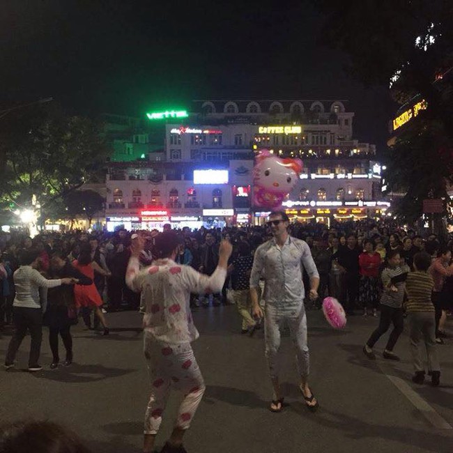 Hai chàng Soái Tây mặc đồ Hello Kitty trên phố đi bộ Hà Nội - Ảnh 3.
