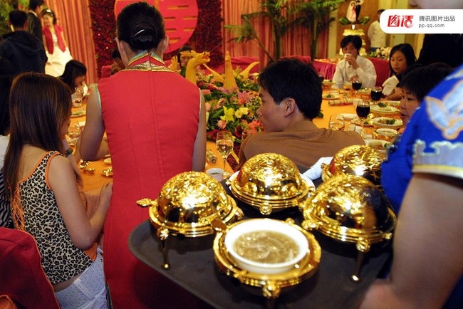 Những đám cưới toàn vàng ròng ở Trung Quốc luôn khiến người ta phải choáng ngợp - Ảnh 2.