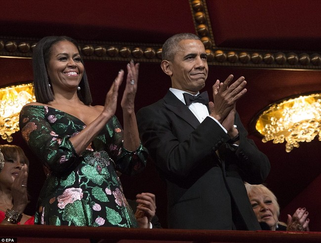 Bà Michelle cực xinh đẹp, sánh đôi cùng ông Obama tới dự lễ trao giải Kennedy Center Honors 2016 - Ảnh 3.