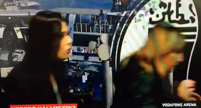 Khoảnh khắc tiếng bom nổ khiến phóng viên bỏ chạy ngay trên sóng truyền hình trực tiếp - Ảnh 3.