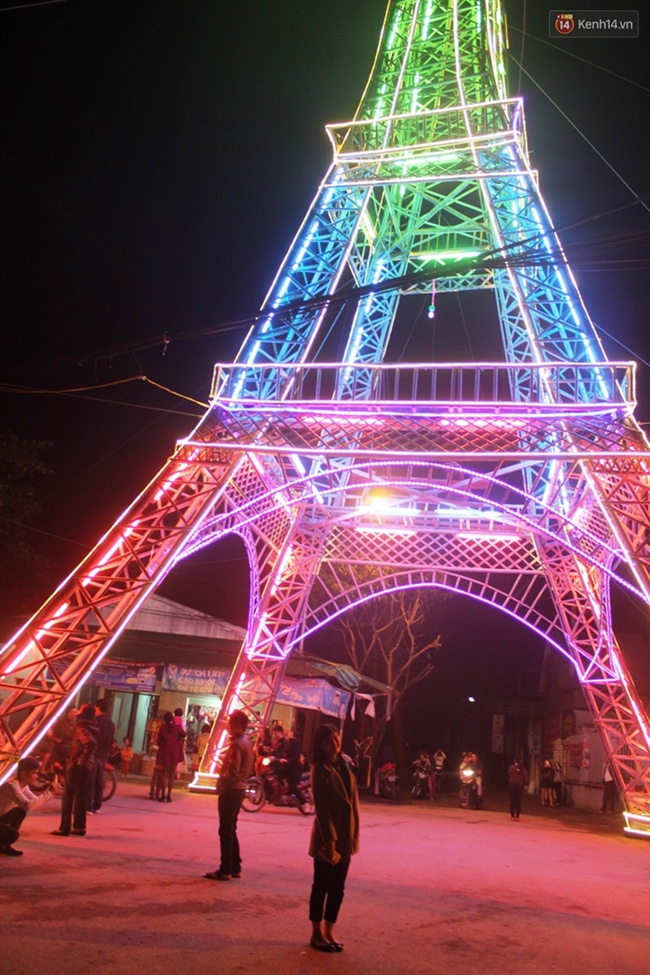 Cận cảnh mô hình tháp Eiffel độc nhất vô nhị đón Giáng sinh ở xứ Nghệ - Ảnh 2.