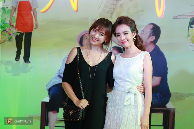 Hari Won tạo dáng nhí nhảnh cùng Thu Trang tại họp báo phim Nắng - Ảnh 1.