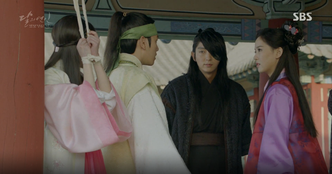 Moon Lovers: Tứ hoàng tử Lee Jun Ki thêm một lần xuất hiện kịp thời giải cứu IU - Ảnh 4.