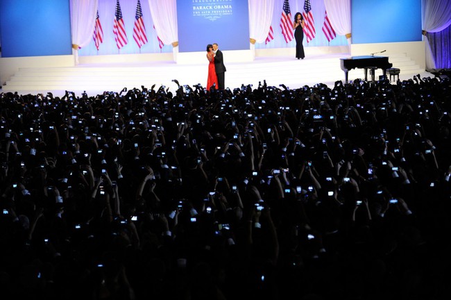 Tiểu thuyết ng&ocirc;n t&igrave;nh của vợ chồng Tổng thống Obama qua 28 bức ảnh tuyệt đẹp - Ảnh 39.