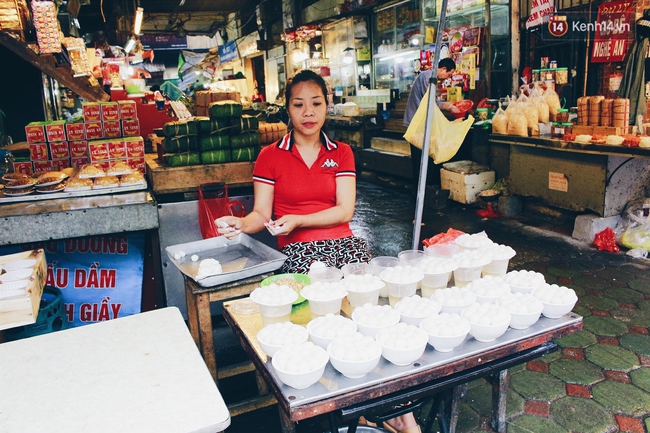 Người Hà Nội đội mưa xếp hàng mua bánh trôi, bánh chay đón Tết Hàn thực - Ảnh 8.