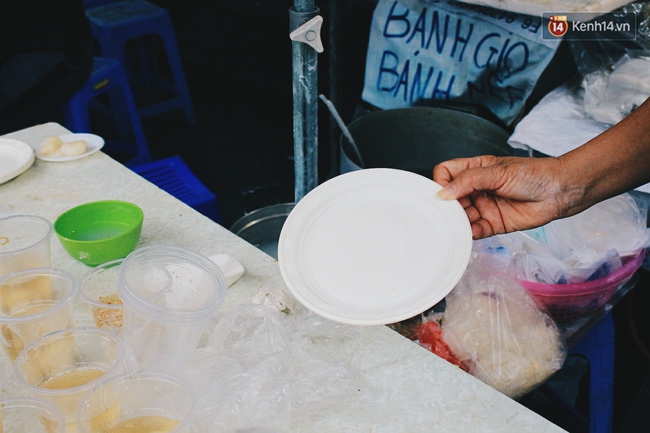 Người Hà Nội đội mưa xếp hàng mua bánh trôi, bánh chay đón Tết Hàn thực - Ảnh 15.