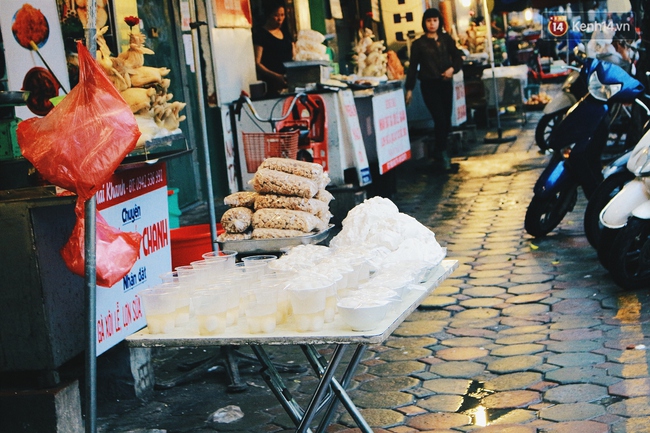 Người Hà Nội đội mưa xếp hàng mua bánh trôi, bánh chay đón Tết Hàn thực - Ảnh 7.