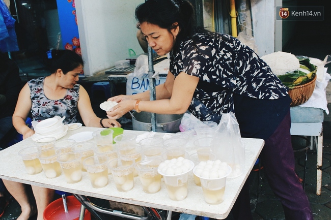 Người Hà Nội đội mưa xếp hàng mua bánh trôi, bánh chay đón Tết Hàn thực - Ảnh 11.