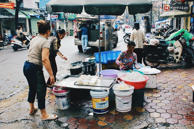 Người Hà Nội đội mưa xếp hàng mua bánh trôi, bánh chay đón Tết Hàn thực - Ảnh 12.