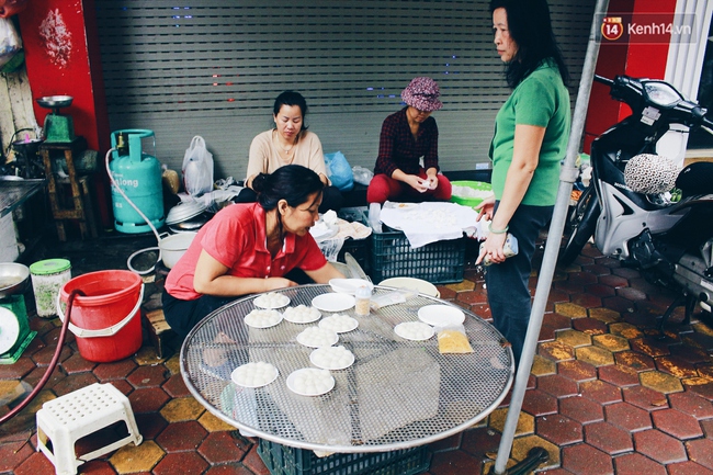 Người Hà Nội đội mưa xếp hàng mua bánh trôi, bánh chay đón Tết Hàn thực - Ảnh 9.