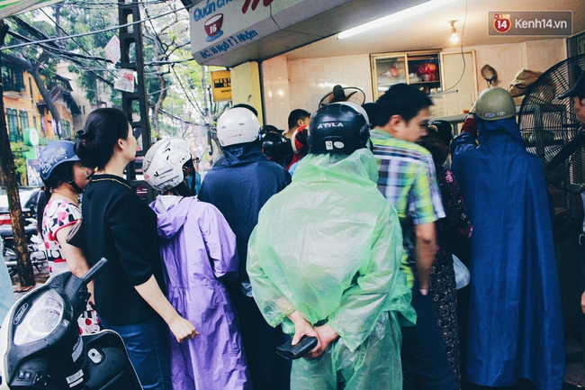 Người Hà Nội đội mưa xếp hàng mua bánh trôi, bánh chay đón Tết Hàn thực - Ảnh 6.
