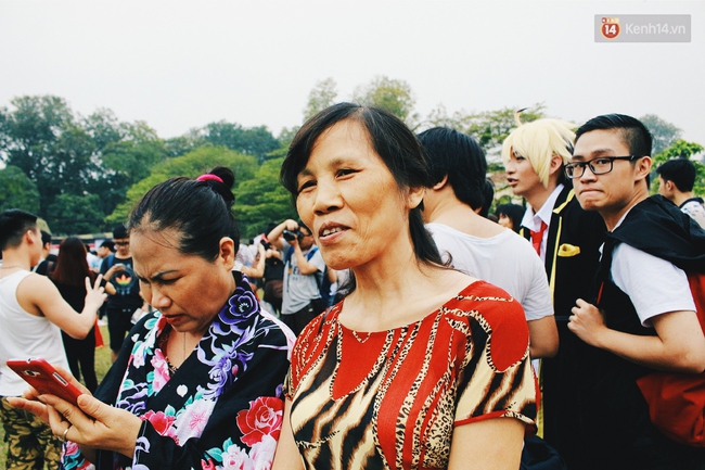 Lễ hội hoa anh đ&agrave;o tại H&agrave; Nội: C&acirc;y anh đ&agrave;o h&eacute;o rũ khiến nhiều người chưng hửng đi về! - Ảnh 20.