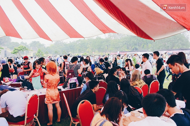 Lễ hội hoa anh đ&agrave;o tại H&agrave; Nội: C&acirc;y anh đ&agrave;o h&eacute;o rũ khiến nhiều người chưng hửng đi về! - Ảnh 3.