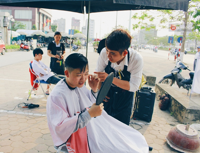 Người Hà Nội xếp hàng chờ được phục vụ tại salon tóc vỉa hè miễn phí trên đường Tố Hữu - Ảnh 9.