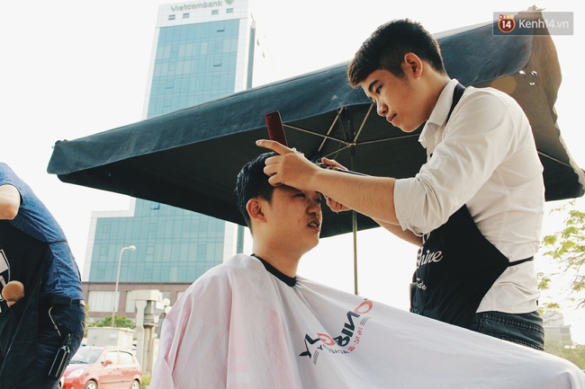 Người Hà Nội xếp hàng chờ được phục vụ tại salon tóc vỉa hè miễn phí trên đường Tố Hữu - Ảnh 6.