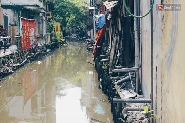 H&agrave;ng trăm hộ d&acirc;n H&agrave; Nội chịu cảnh sống chung với bể phốt lộ thi&ecirc;n d&agrave;i hơn 3km - Ảnh 4.