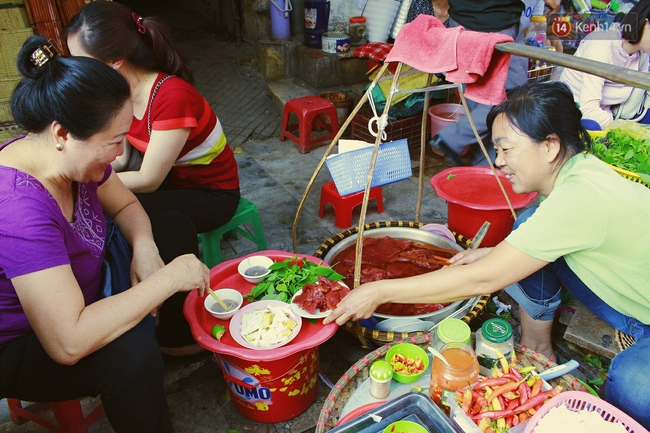 Hà Nội: Lạ miệng, lạ mắt món gỏi sứa đậu phụ mắm tôm trên phố Hàng Chiếu - Ảnh 4.