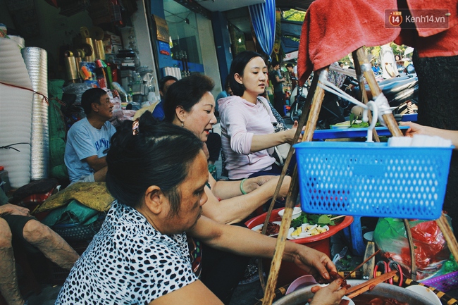 Hà Nội: Lạ miệng, lạ mắt món gỏi sứa đậu phụ mắm tôm trên phố Hàng Chiếu - Ảnh 10.