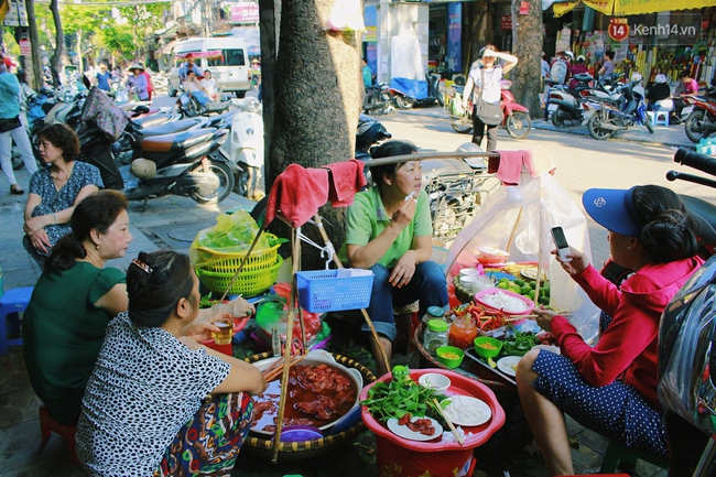 Hà Nội: Lạ miệng, lạ mắt món gỏi sứa đậu phụ mắm tôm trên phố Hàng Chiếu - Ảnh 5.