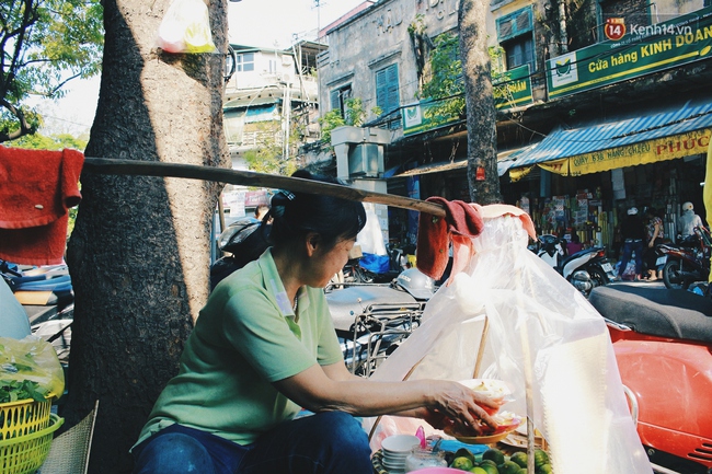 Hà Nội: Lạ miệng, lạ mắt món gỏi sứa đậu phụ mắm tôm trên phố Hàng Chiếu - Ảnh 11.