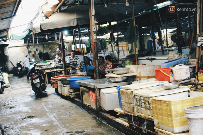 Những dãy hàng bán hải sản ở chợ Hà Nội hiu hắt ế dài, họ biết kêu ai? - Ảnh 6.