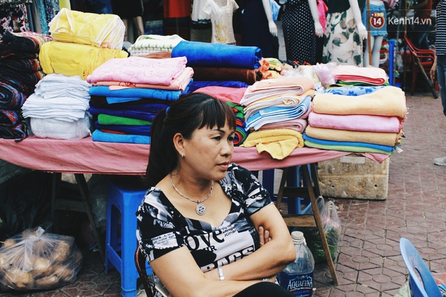 Những dãy hàng bán hải sản ở chợ Hà Nội hiu hắt ế dài, họ biết kêu ai? - Ảnh 1.