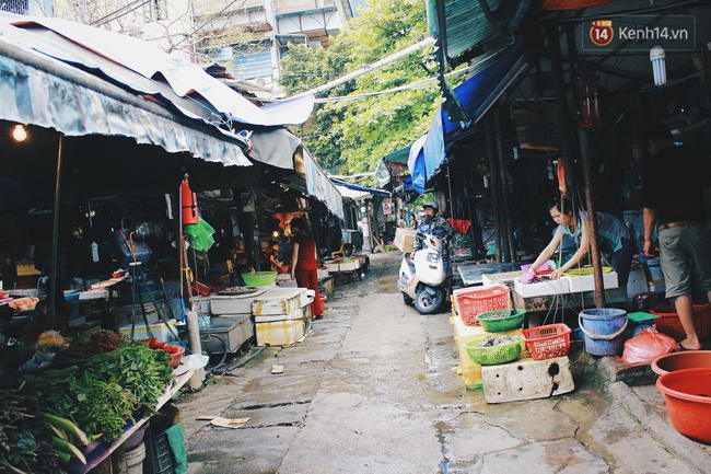 Những dãy hàng bán hải sản ở chợ Hà Nội hiu hắt ế dài, họ biết kêu ai? - Ảnh 13.