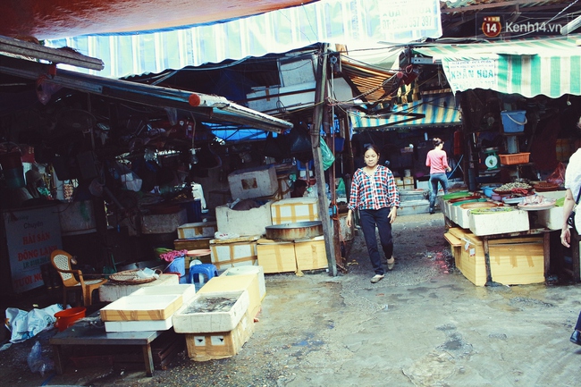 Những dãy hàng bán hải sản ở chợ Hà Nội hiu hắt ế dài, họ biết kêu ai? - Ảnh 2.