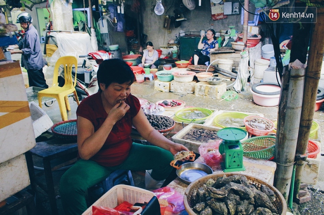 Những dãy hàng bán hải sản ở chợ Hà Nội hiu hắt ế dài, họ biết kêu ai? - Ảnh 9.