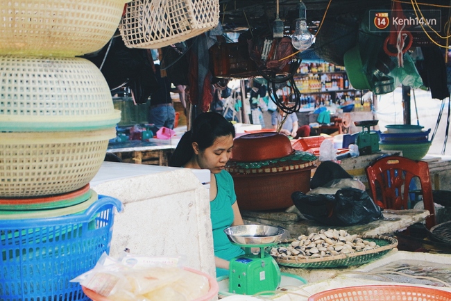 Những dãy hàng bán hải sản ở chợ Hà Nội hiu hắt ế dài, họ biết kêu ai? - Ảnh 10.