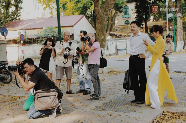 Người Hà Nội thích thú chụp ảnh với những con đường trải thảm lá vàng - Ảnh 6.