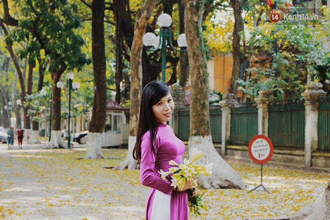 Người Hà Nội thích thú chụp ảnh với những con đường trải thảm lá vàng - Ảnh 9.