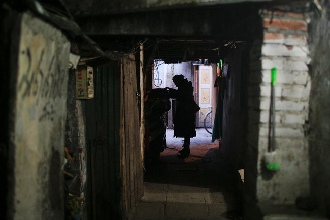 Chùm ảnh: Cuộc sống nghèo khổ phía sau những tòa nhà chọc trời và cuộc sống xa hoa ở Thượng Hải - Ảnh 9.