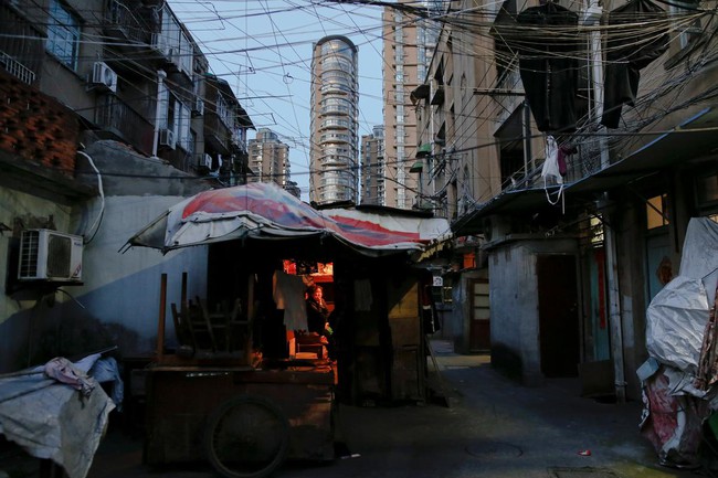 Chùm ảnh: Cuộc sống nghèo khổ phía sau những tòa nhà chọc trời và cuộc sống xa hoa ở Thượng Hải - Ảnh 10.
