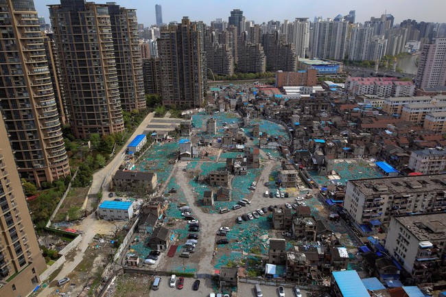 Chùm ảnh: Cuộc sống nghèo khổ phía sau những tòa nhà chọc trời và cuộc sống xa hoa ở Thượng Hải - Ảnh 2.