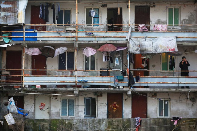 Chùm ảnh: Cuộc sống nghèo khổ phía sau những tòa nhà chọc trời và cuộc sống xa hoa ở Thượng Hải - Ảnh 4.