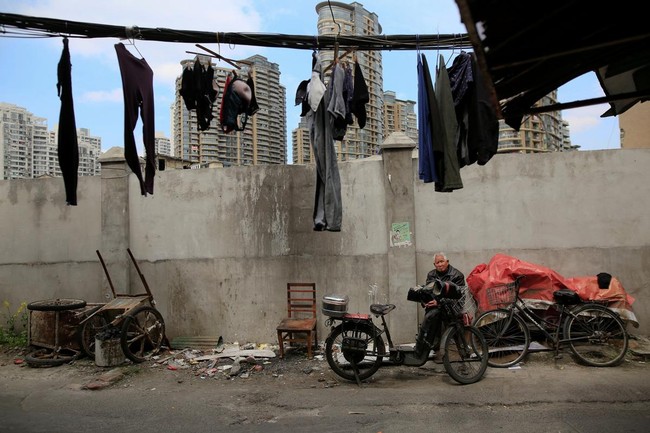 Chùm ảnh: Cuộc sống nghèo khổ phía sau những tòa nhà chọc trời và cuộc sống xa hoa ở Thượng Hải - Ảnh 15.