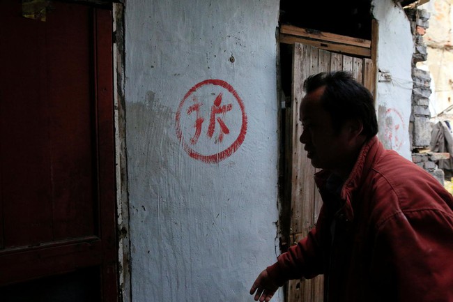 Chùm ảnh: Cuộc sống nghèo khổ phía sau những tòa nhà chọc trời và cuộc sống xa hoa ở Thượng Hải - Ảnh 6.