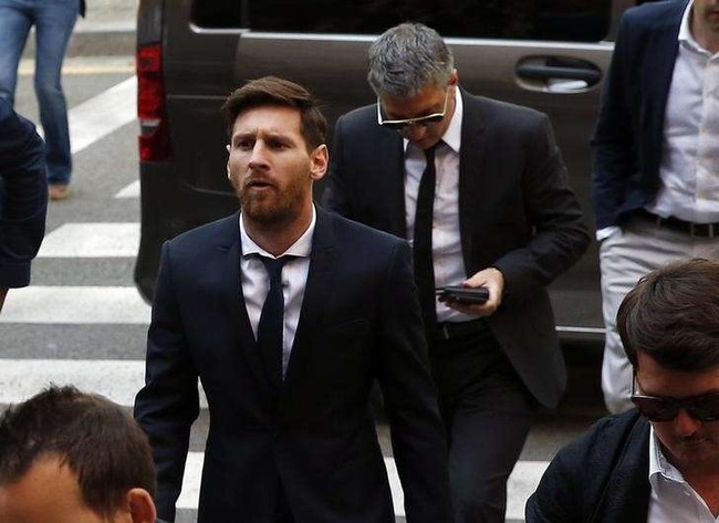 Messi lộ ảnh sát phạt ở sòng bạc sau khi bị tuyên án tù 21 tháng - Ảnh 1.