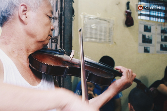 Vừa ăn ốc vừa nghe chủ quán kéo đàn violon - Đấy là lí do để quán ốc nhỏ này luôn đông khách! - Ảnh 14.