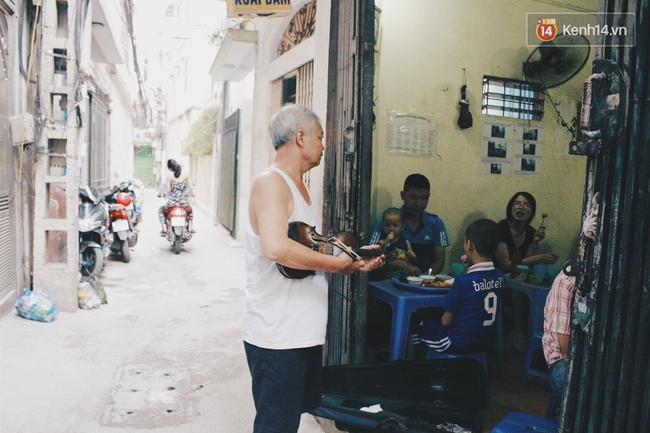 Vừa ăn ốc vừa nghe chủ quán kéo đàn violon - Đấy là lí do để quán ốc nhỏ này luôn đông khách! - Ảnh 12.