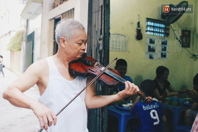 Vừa ăn ốc vừa nghe chủ quán kéo đàn violon - Đấy là lí do để quán ốc nhỏ này luôn đông khách! - Ảnh 13.