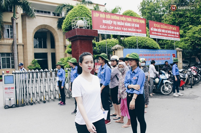 Th&iacute; sinh kết th&uacute;c buổi thi m&ocirc;n Văn, nhiều người bất ngờ v&igrave; đo&aacute;n sai đề - Ảnh 13.