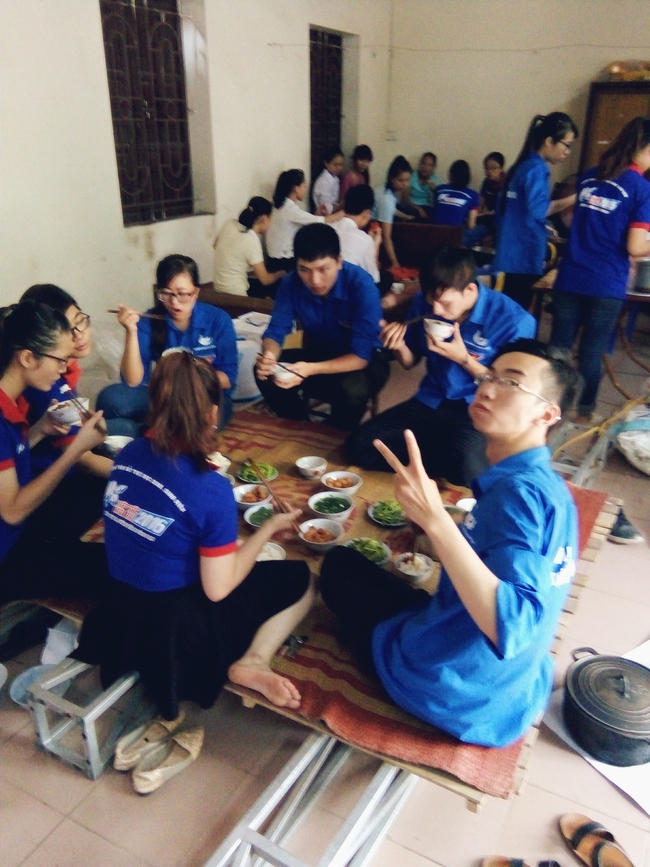 Nơi th&agrave;nh phố xa lạ, vẫn c&oacute; người đồng h&agrave;nh c&ugrave;ng sĩ tử ngh&egrave;o từ miếng ăn, giấc ngủ - Ảnh 14.