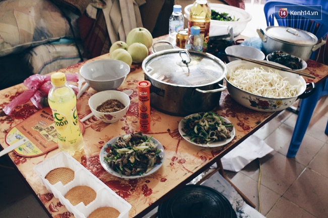 Nơi th&agrave;nh phố xa lạ, vẫn c&oacute; người đồng h&agrave;nh c&ugrave;ng sĩ tử ngh&egrave;o từ miếng ăn, giấc ngủ - Ảnh 10.