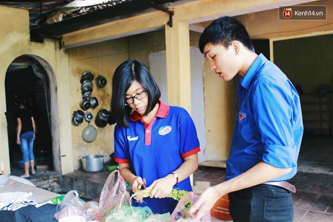 Nơi th&agrave;nh phố xa lạ, vẫn c&oacute; người đồng h&agrave;nh c&ugrave;ng sĩ tử ngh&egrave;o từ miếng ăn, giấc ngủ - Ảnh 7.