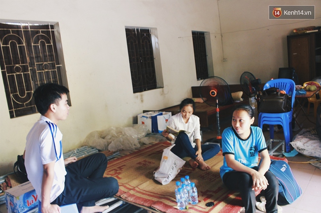 Nơi th&agrave;nh phố xa lạ, vẫn c&oacute; người đồng h&agrave;nh c&ugrave;ng sĩ tử ngh&egrave;o từ miếng ăn, giấc ngủ - Ảnh 12.