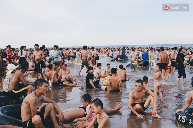 Th&aacute;ng cao điểm h&egrave; 1 triệu kh&aacute;ch đ&atilde; đến Sầm Sơn, v&agrave; đ&oacute; l&agrave; l&yacute; do b&atilde;i biển lu&ocirc;n k&iacute;n đặc từ s&aacute;ng tới đ&ecirc;m! - Ảnh 7.