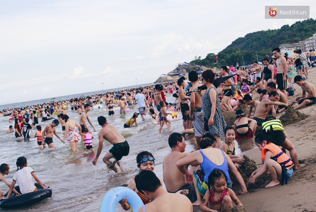 Th&aacute;ng cao điểm h&egrave; 1 triệu kh&aacute;ch đ&atilde; đến Sầm Sơn, v&agrave; đ&oacute; l&agrave; l&yacute; do b&atilde;i biển lu&ocirc;n k&iacute;n đặc từ s&aacute;ng tới đ&ecirc;m! - Ảnh 9.